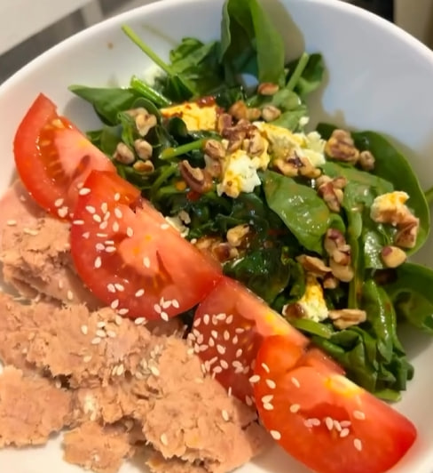 Hamburguesa saludable con vegetales frescos